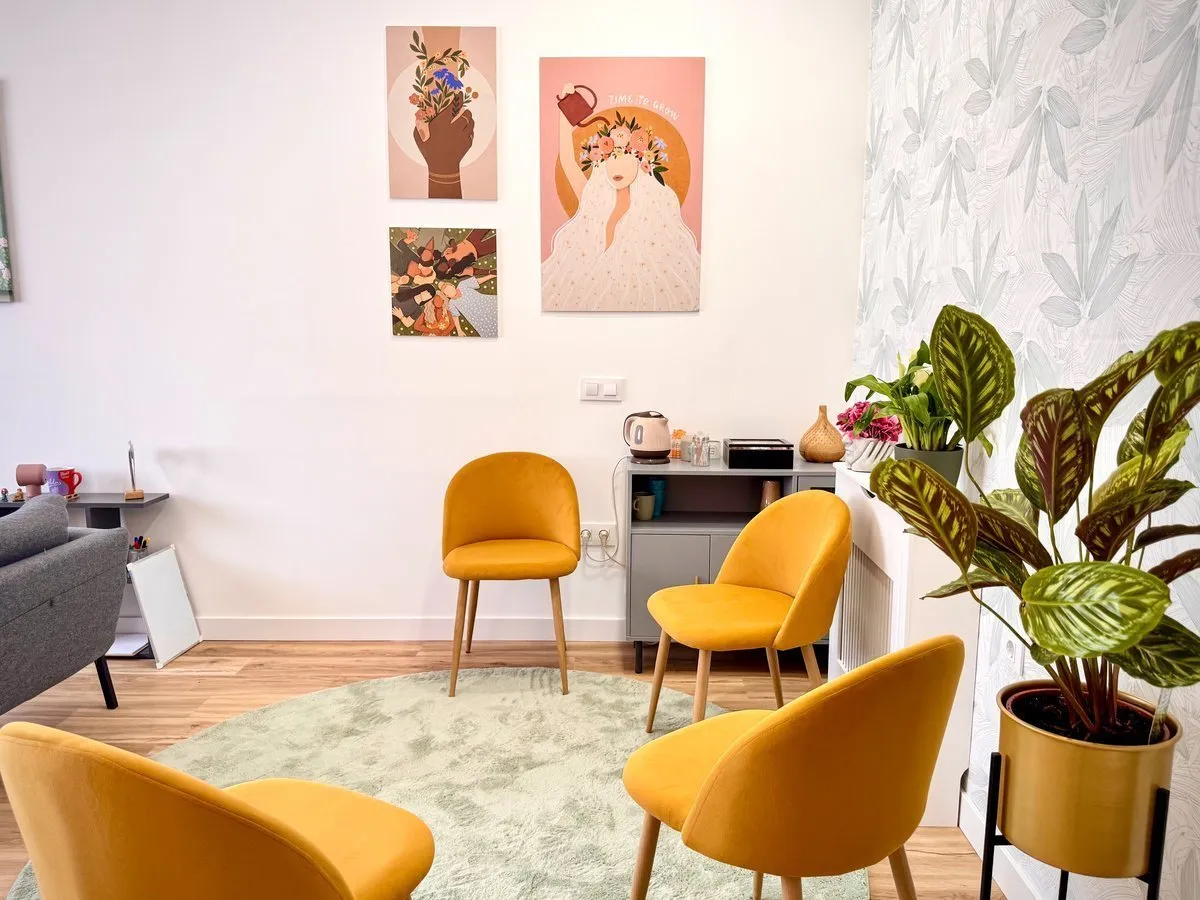 Zona de sesiones para terapia de adultos y terapia de parejas en el centro de psicología