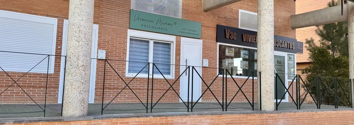 Vista exterior del centro de psicología en Tres Cantos desde la Pl. de la Constitución