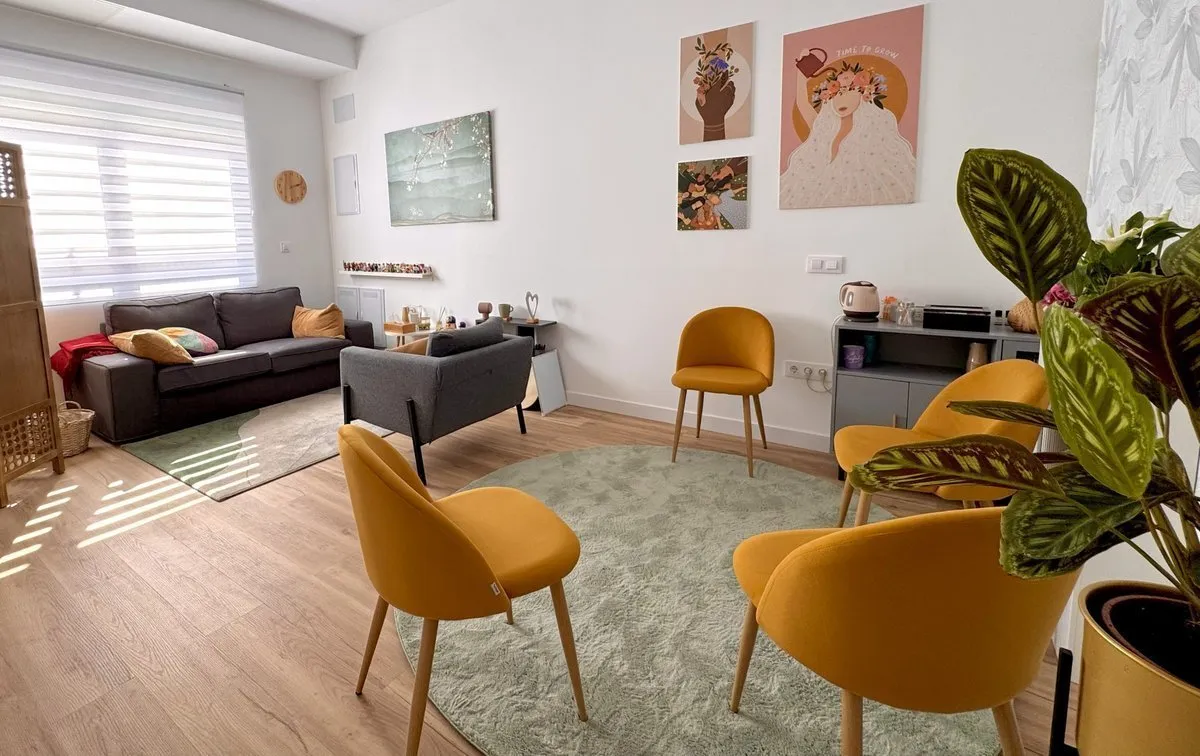 Zona de sesiones para terapia de adultos y terapia de parejas en el centro de psicología