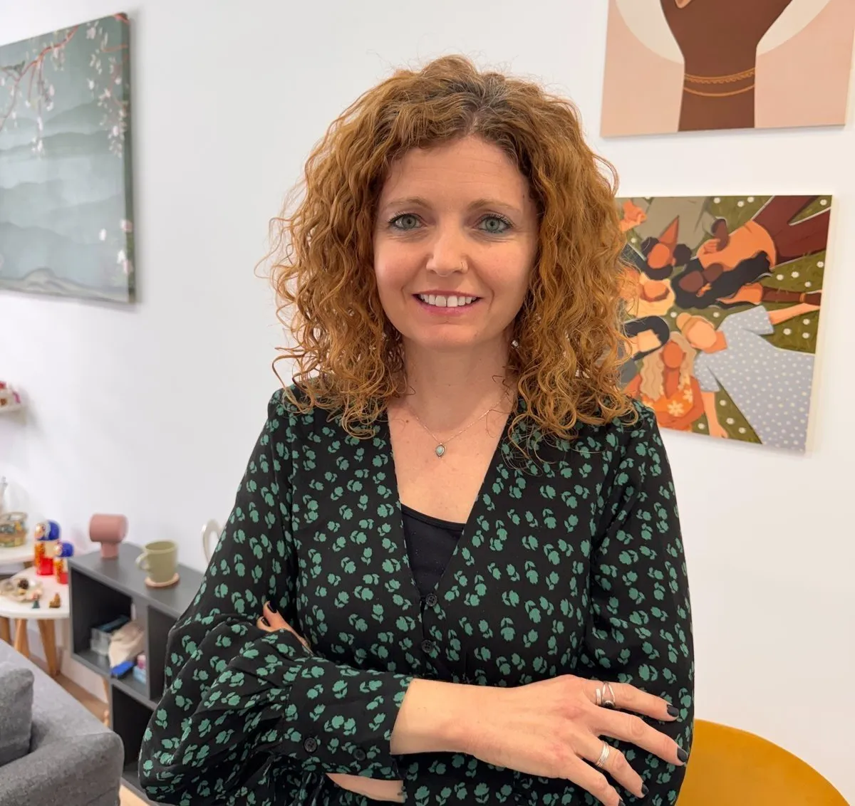 Zona de sesiones para terapia de adultos y terapia de parejas en el centro de psicología